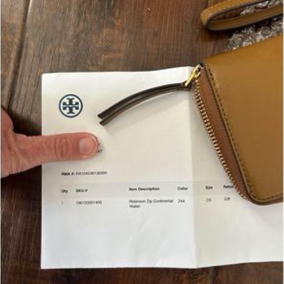 ***NEW*** TORY BURCH- ROBINSON ZIP CONTINENTAL WALLET - Picture 3 of 8